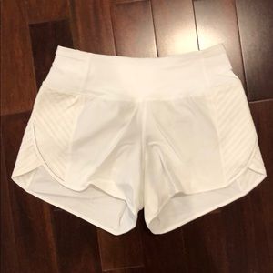 Lulu Lemon run times short 4”